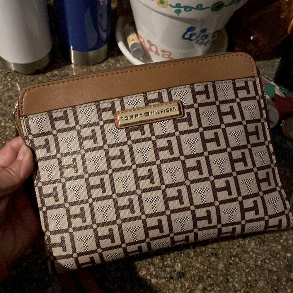 Tommy Hilfiger wristlet purse